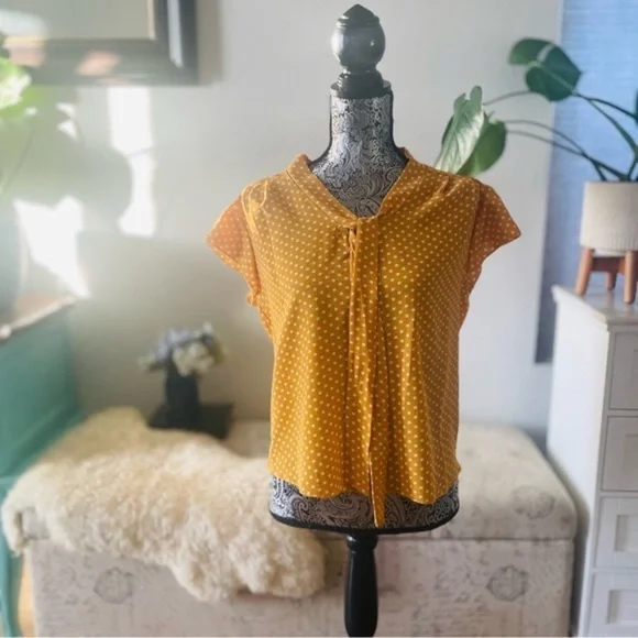🏷️ 4/$25 Anthro Style Marigold Mustard Polka Dot Cap Sleeve Blouse Top - Picture 2 of 7